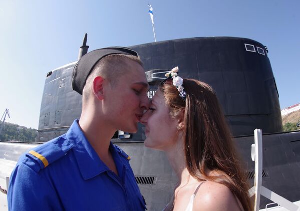 نظامی و دوست دخترش در زمان استقبال از زیردریایی دیزل جدید &quot;کراسنودار&quot; در سواستوپل. - اسپوتنیک ایران  
