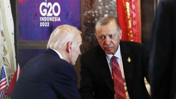 Президент США Джо Байден и президент Турции Тайип Эрдоган во время саммита лидеров G20, Индонезия - اسپوتنیک ایران  