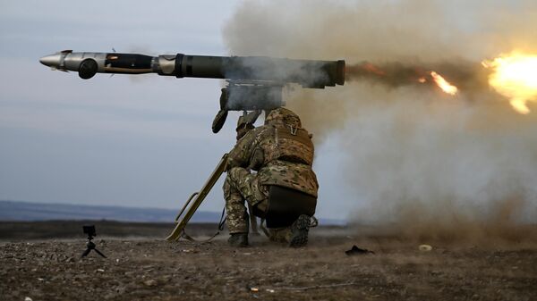 یک سرباز از گروه مرکزی نیروهای مسلح روسیه مهارت های شلیک خود از سامانه های موشکی ضد تانک کورنت را بهبود می بخشد. - اسپوتنیک ایران  