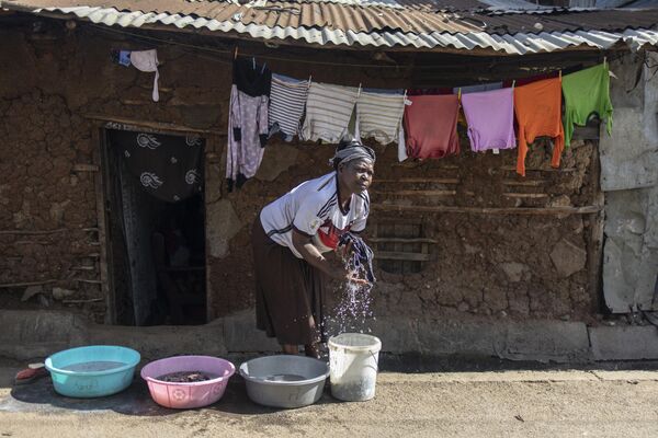 زنی در 21 مارس 2024، یک روز قبل از روز جهانی آب، لباس‌های بیرون از خانه‌اش را در محله فقیر نشین ماتار در نایروبی می‌شوید. روز جهانی آب در سراسر جهان هر ساله در 22 مارس برگزار می شود. این روز بر اهمیت آب شیرین و حمایت از مدیریت پایدار منابع آب شیرین تمرکز دارد. - اسپوتنیک ایران  
