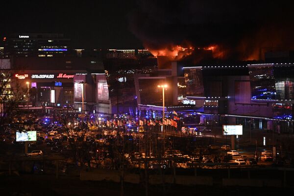 آتش سوزی در سالن کنسرت  کروکوس سیتی، جایی که تیراندازی رخ داد. حداقل سه نفر آتش گشودند و تعدادی  کشته و زخمی شدند. - اسپوتنیک ایران  