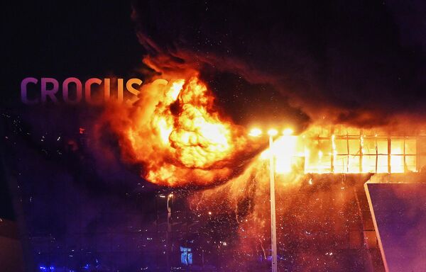 سقف شعله ور سالن کنسرت کروکوس سیتی در حومه مسکو ،جایی که تیراندازی رخ داد. حداقل سه نفر با لباس نظامی  آتش گشودند و تعدادی  کشته و زخمی شدند. - اسپوتنیک ایران  