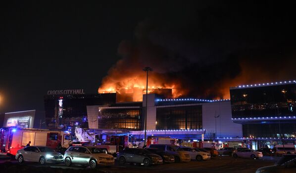 آتش سوزی در سالن کنسرت  کروکوس سیتی، جایی که تیراندازی رخ داد. حداقل سه نفر آتش گشودند و تعدادی  کشته و زخمی شدند. - اسپوتنیک ایران  