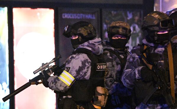 نظامیان  در نردیکی سالن کنسرت کروکوس سیتی در حومه مسکو ، جایی که تیراندازی رخ داد. حداقل سه نفر با لباس نظامی  آتش گشودند و تعدادی  کشته و زخمی شدند. - اسپوتنیک ایران  