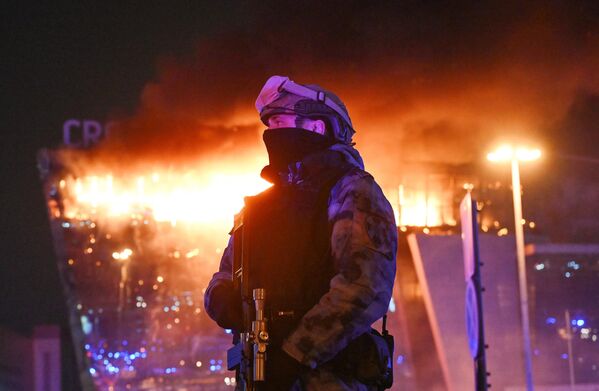یک نظامی  در نردیکی سالن کنسرت کروکوس سیتی در حومه مسکو ، جایی که تیراندازی رخ داد. حداقل سه نفر با لباس نظامی  آتش گشودند و تعدادی  کشته و زخمی شدند. - اسپوتنیک ایران  