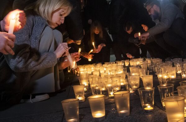 شرکت کننده مراسم یادبود حمله تروریستی به کروکوس سیتی هال مسکو. - اسپوتنیک ایران  