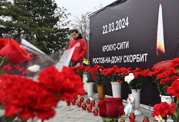 نثار گل و عروسک به مناسبت یادبود قربانیان حمله تروریستی در کروکوس سیتی هال مسکو در ورودی پارک گورکی در روستوف-کنار دون. - اسپوتنیک ایران  