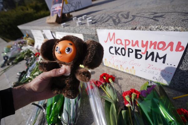 نثار گل و عروسک به مناسبت یادبود قربانیان حمله تروریستی در کروکوس سیتی هال مسکو در ماریو پل. - اسپوتنیک ایران  