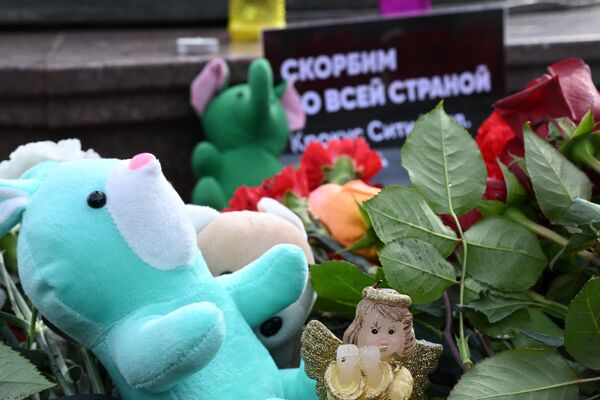 نثار گل و عروسک به مناسبت یادبود قربانیان حمله تروریستی در کروکوس سیتی هال مسکو در کازان. - اسپوتنیک ایران  