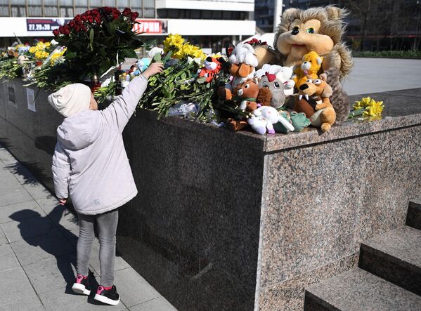 نثار گل و عروسک به مناسبت یادبود قربانیان حمله تروریستی در کروکوس سیتی هال مسکو درسیمفروپل. - اسپوتنیک ایران  