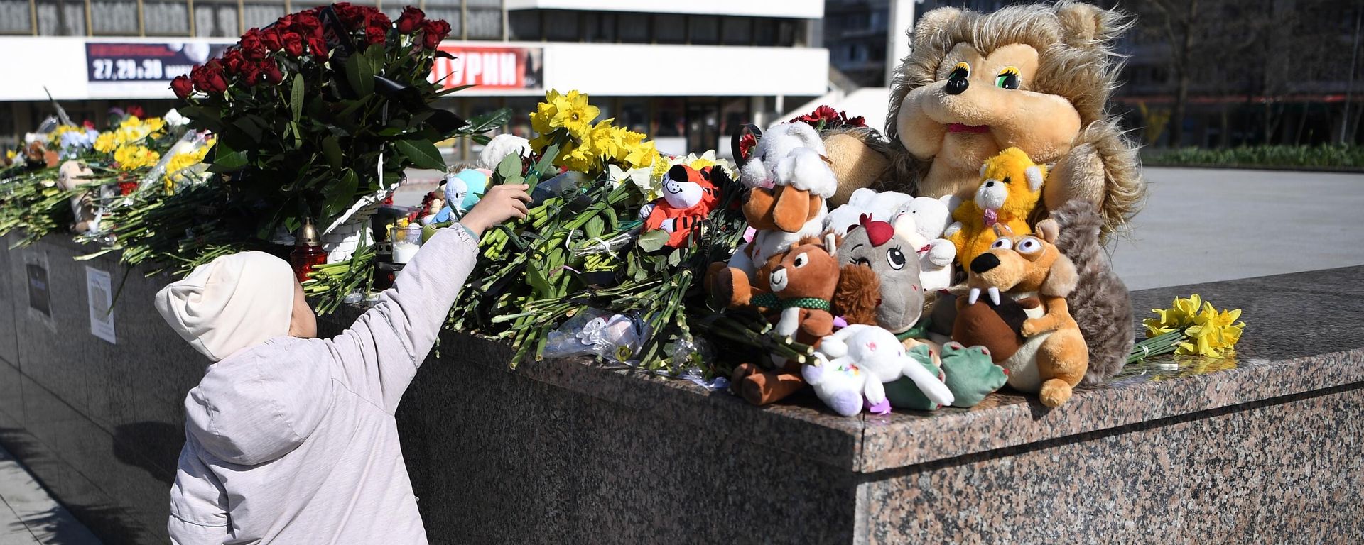 Девочка возлагает цветы к стихийному мемориалу в Симферополе во время акции в память о жертвах теракта в подмосковном Крокус Сити Холле - اسپوتنیک ایران  , 1920, 30.03.2024