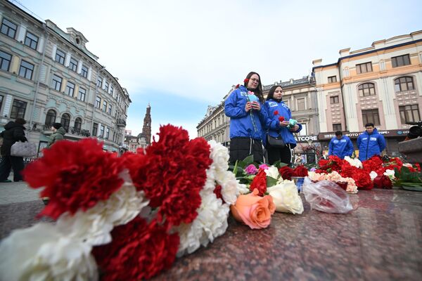 نثار گل و عروسک به مناسبت یادبود قربانیان حمله تروریستی در کروکوس سیتی هال مسکو در کازان. - اسپوتنیک ایران  