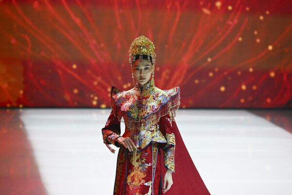 مدل در فشن شوی طراح ژانگ شیائوچی در پکن. - اسپوتنیک ایران  