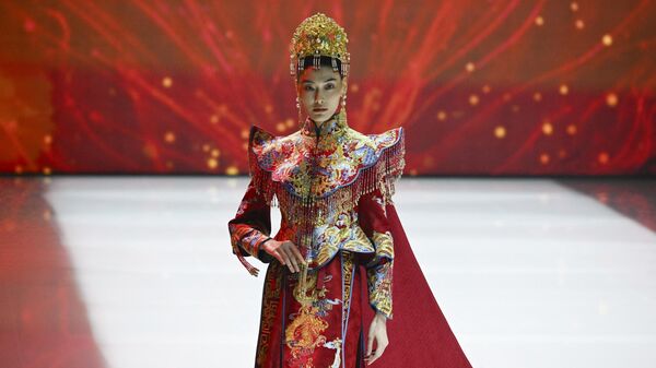 مدل در فشن شوی طراح ژانگ شیائوچی در پکن - اسپوتنیک ایران  
