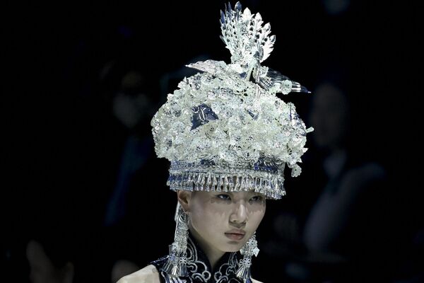 یک مدل طرح خلاقانه ای از مجموعه «لولای» ژانگ شیائوچی را در هفته مد چین در پکن به نمایش گذاشت. - اسپوتنیک ایران  