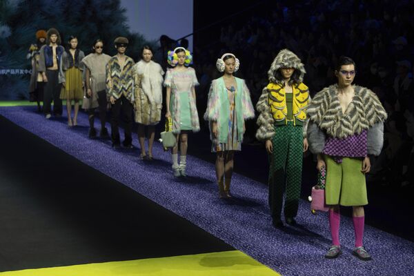 نمایش طرح لباس ها توسط مدل ها در نمایشگاه مد پکن, - اسپوتنیک ایران  