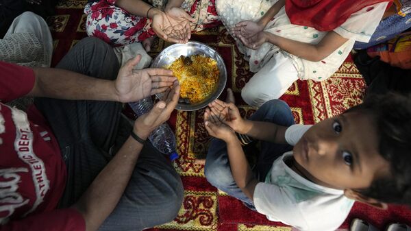 دعای افطار در پاکستان - اسپوتنیک ایران  