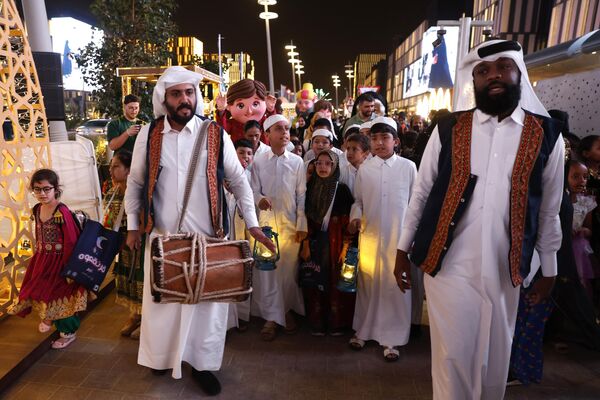 مردم فستیوال گارانگائو را جشن می گیرند، یک مهمانی سنتی کودکان در منطقه خلیج که پس از افطار در چهاردهمین شب ماه مبارک رمضان در اواسط ماه در دوحه برگزار می شود. - اسپوتنیک ایران  