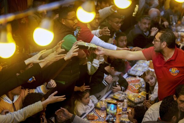 اهدای غذای رایگان در زمان افطار در قاهره. - اسپوتنیک ایران  