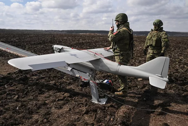 Операторы БПЛА группировки войск Центр готовят к запуску БПЛА Орлан-30 на Авдеевском направлении специальной военной операции