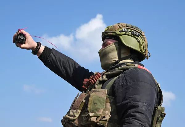 Оператор БПЛА группировки войск Центр управляет БПЛА Суперкам на Авдеевском направлении специальной военной операции.