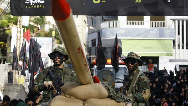Представители «Хезболлы» на автомобиле с макетом ракеты на празднике в деревне на юге Ливана - اسپوتنیک ایران  