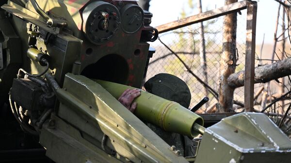 Военнослужащие Вооруженных сил России заряжают 152-мм самоходную пушку 2С5 Гиацинт-С - اسپوتنیک ایران  