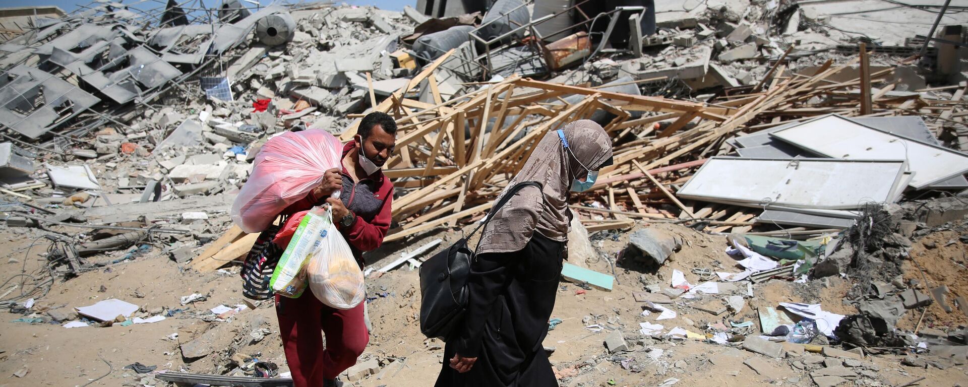 Палестинцы осматривают ущерб, нанесенный больнице Аль-Шифа в секторе Газа после того, как израильские военные покинули комплекс - اسپوتنیک ایران  , 1920, 13.04.2024