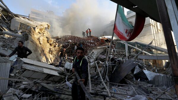 Экстренные службы работают у разрушенного здания иранского консульства, пострадавшего от авиаудара ВВС Израиля в Дамаске - اسپوتنیک ایران  