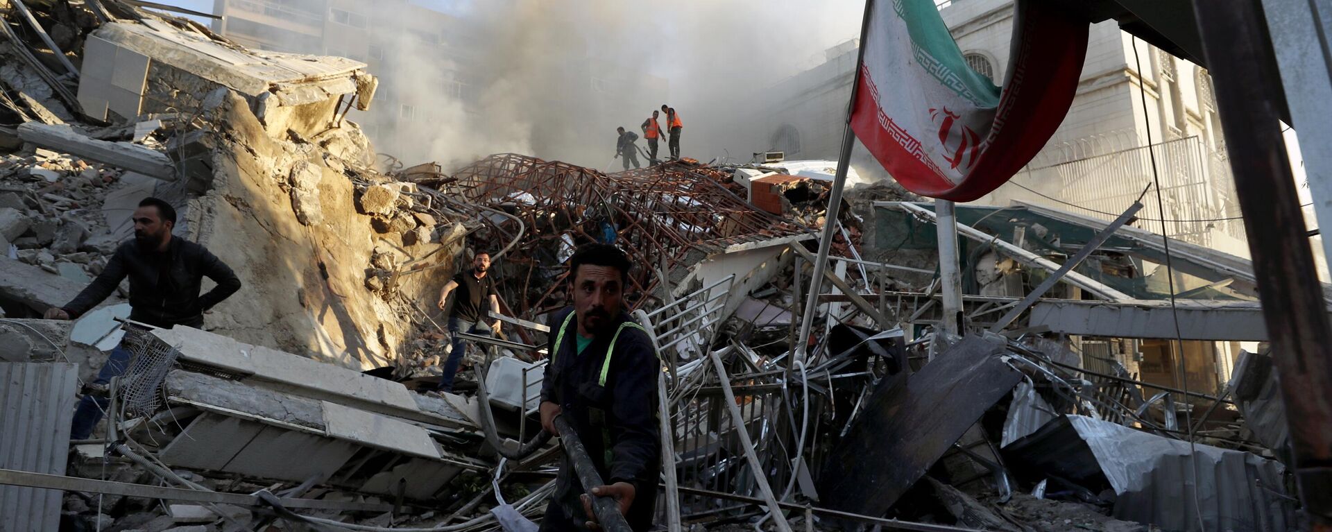 Экстренные службы работают у разрушенного здания иранского консульства, пострадавшего от авиаудара ВВС Израиля в Дамаске - اسپوتنیک ایران  , 1920, 02.04.2024