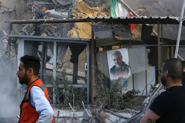 خدمات اورژانس نزدیک یک ساختمان ویران شده در حمله هوایی در دمشق، سوریه، دوشنبه، 1 آوریل 2024 - اسپوتنیک ایران  