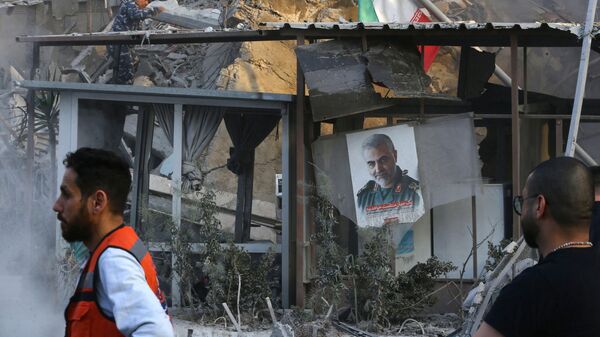 Сотрудники службы экстренной помощи и безопасности осматривают повреждения на месте удара ВВС Израиля по зданию консульства Ирана в Дамаске, Сирия - اسپوتنیک ایران  
