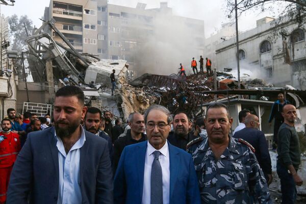 فیصل مقداد وزیر امور خارجه سوریه در تاریخ 1 آوریل 2024 از محل حمله به ساختمان ضمیمه سفارت ایران در دمشق پایتخت سوریه بازدید کرد - اسپوتنیک ایران  