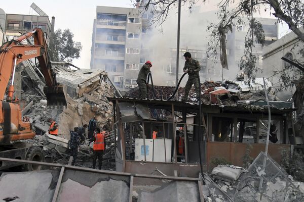 در این عکس که توسط خبرگزاری رسمی دولتی سوریه سانا منتشر شده است، نیروهای اورژانس در روز دوشنبه 1 آوریل 2024، آوارهای ساختمان ویران شده توسط جت های اسرائیلی در دمشق سوریه را پاکسازی می کنند - اسپوتنیک ایران  