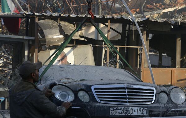 خدمات اورژانس نزدیک یک ساختمان ویران شده در حمله هوایی در دمشق، سوریه، دوشنبه، 1 آوریل 2024 - اسپوتنیک ایران  