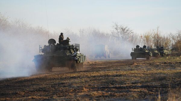 Боевая стрельба экипажей модернизированного танка Т-62 на полигоне в Запорожской области  - اسپوتنیک ایران  