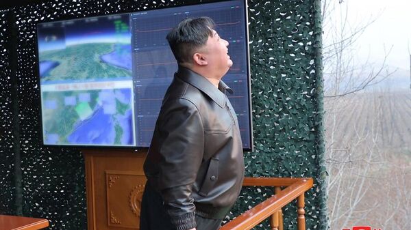 کیم جونگ اون، رهبر کره شمالی  بر پرتاب موشک بالستیک میان برد جدید Hwasongpo-16B نظارت کرد. - اسپوتنیک ایران  