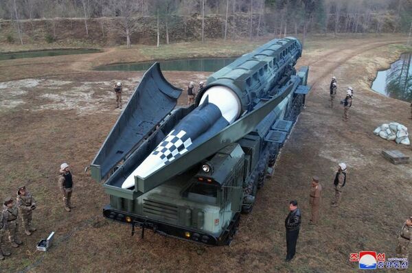 کره شمالی اعلام کرد روز سه شنبه یک موشک بالستیک میان برد جدید هایپرسونیک را با موفقیت آزمایش کرد. - اسپوتنیک ایران  