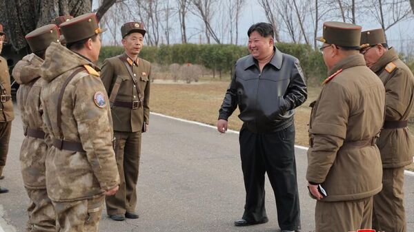 کیم جونگ اون، رهبر کره شمالی به همراه ارتشیان کشورش - اسپوتنیک ایران  