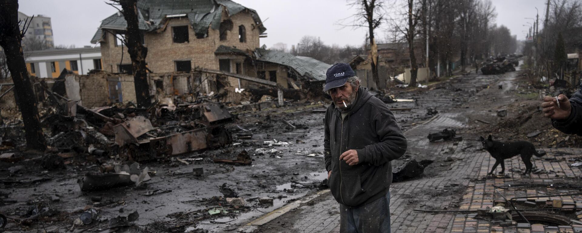 Мужчина на улице украинского города Буча - اسپوتنیک ایران  , 1920, 03.04.2024