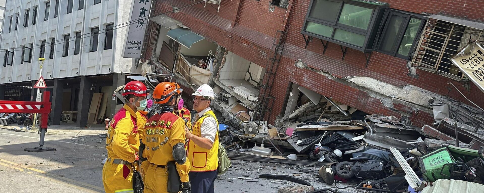 اعضای یک تیم جستجو و نجات پس از زلزله در هیالین ، شرق تایوان، چین، در نزدیکی یک ساختمان آسیب دیده  ایستاده اند. - اسپوتنیک ایران  , 1920, 03.04.2024