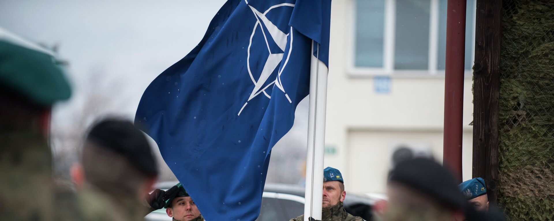 Солдаты польских вооруженных сил поднимают флаг НАТО во время церемонии в лагере Бутмир, Босния и Герцеговина - اسپوتنیک ایران  , 1920, 04.04.2024