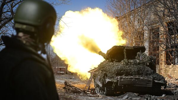 Танк Т-72 группировки войск Центр во время выполнения боевых задач на Авдеевском направлении - اسپوتنیک ایران  