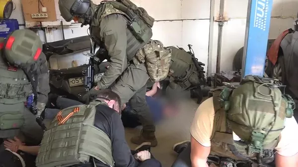 Сотрудники ФСБ во время задержания пяти человек, которые пытались вывезти за рубеж килограмм радиоактивного цезия-137 - اسپوتنیک ایران  