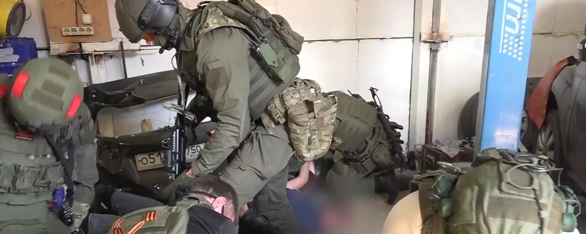 Сотрудники ФСБ во время задержания пяти человек, которые пытались вывезти за рубеж килограмм радиоактивного цезия-137 - اسپوتنیک ایران  , 1920, 04.04.2024