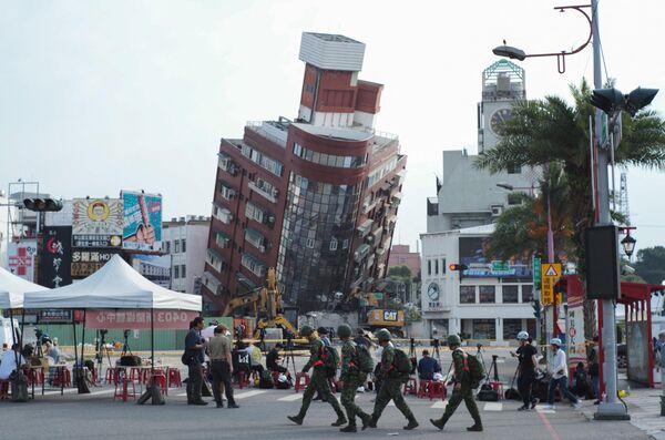این تصویر آسیب دیدن ساختمانی در اثر زلزله در شهر هوآلین در شرق تایوان در 4 آوریل 2024 را نشان می دهد. حداقل 9 نفر در اثر زمین لرزه قدرتمند در تایوان که به ده ها ساختمان آسیب رساند و باعث هشدار سونامی تا سواحل ژاپن و مجروح شدن بیش از 1000 نفر گردید، کشته شدند. - اسپوتنیک ایران  