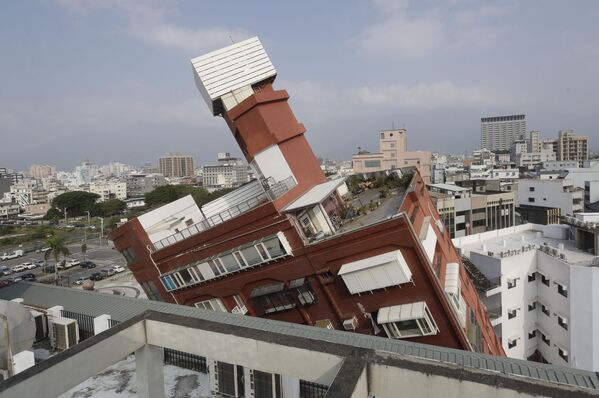 یک ساختمان نیمه فروریخته یک روز پس از زلزله قدرتمندی که در شهر هوآلین، شرق تایوان رخ داد.پنجشنبه، 4 آوریل 2024 - اسپوتنیک ایران  