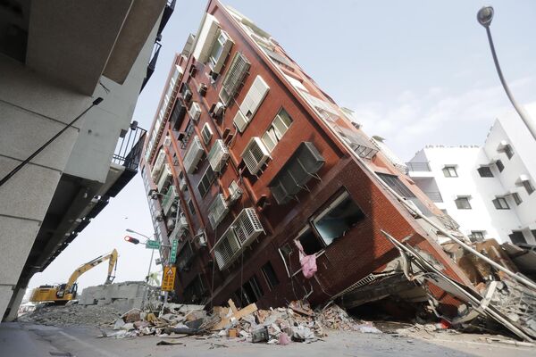 یک ساختمان نیمه فروریخته و آوارهای اطراف آن، یک روز پس از زلزله قدرتمندی که در شهر هوآلین، شرق تایوان، پنجشنبه، 4 آوریل 2024 رخ داد.پنجشنبه، 4 آوریل 2024 - اسپوتنیک ایران  