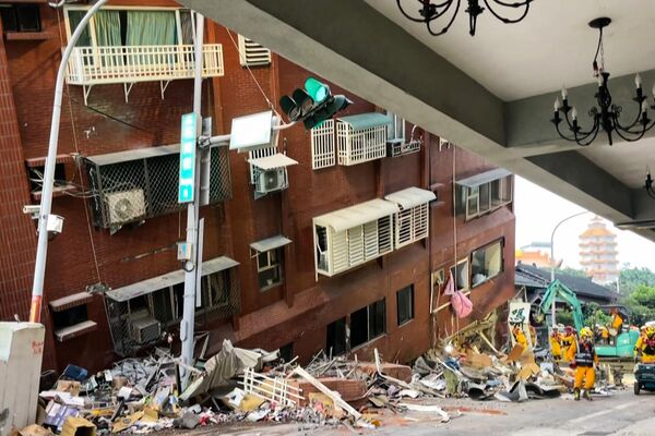 این عکس  نیروهای امدادی را نشان می دهد که در حال جستجوی بازماندگان در ساختمان آسیب دیده شهر هوآلین ، پس از یک زلزله بزرگ در شرق تایوان هستند. زلزله بزرگ 7.4 ریشتری شرق تایوان را در صبح روز 3 آوریل لرزاند که باعث هشدار سونامی برای تایوان و همچنین بخش هایی از جنوب ژاپن و فیلیپین شد. - اسپوتنیک ایران  