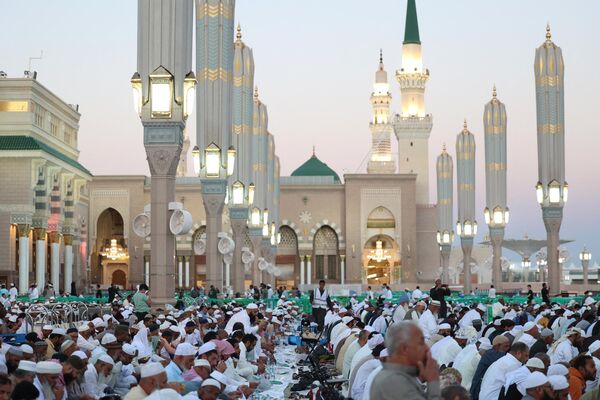 نمازگزاران مسلمان در مسجد النبی در شهر مقدس مدینه عربستان سعودی در 4 آوریل 2024 در ماه مبارک رمضان روزه خود را افطار می کنند. - اسپوتنیک ایران  